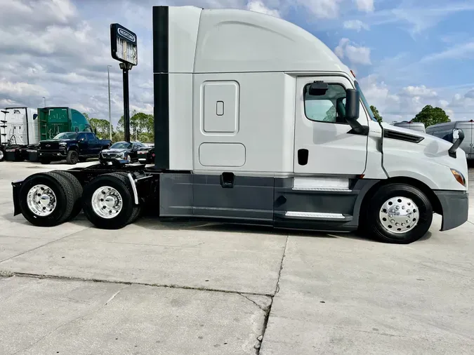 2020 Freightliner Cascadia 126