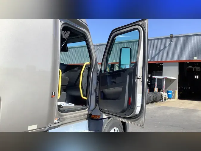 2025 Freightliner Cascadia 126