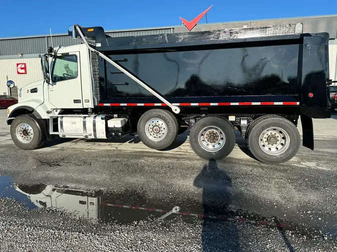 2020 Volvo VHD84F300