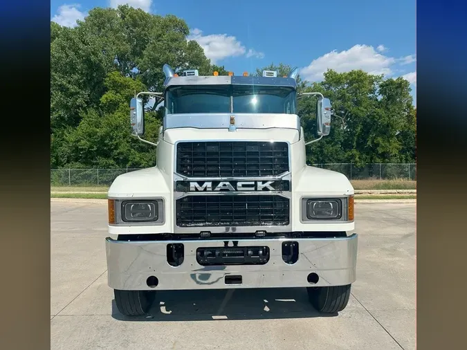 2021 MACK PI64T