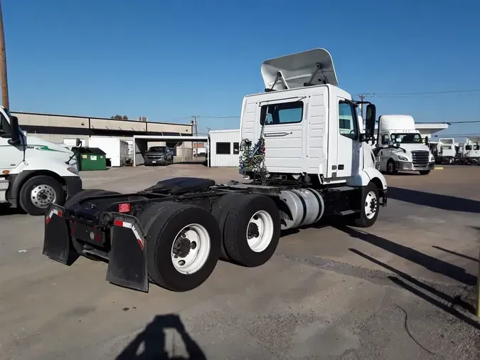 2019 VOLVO VNL64T-300