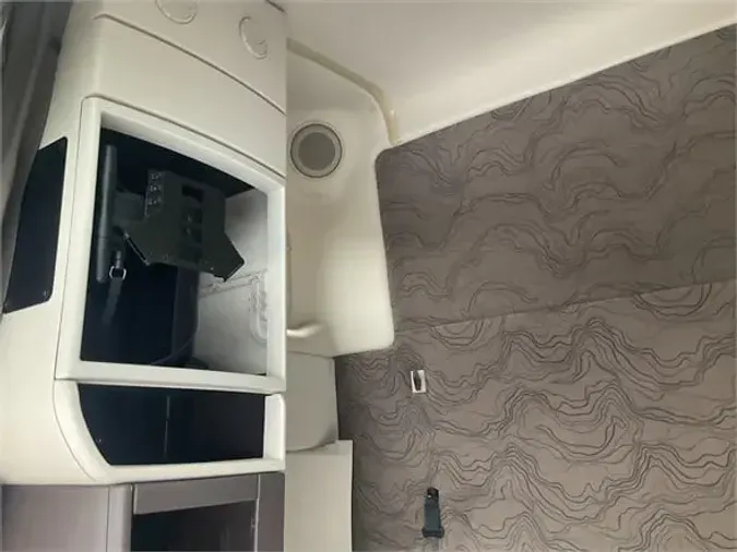 2016 VOLVO VNL64T670