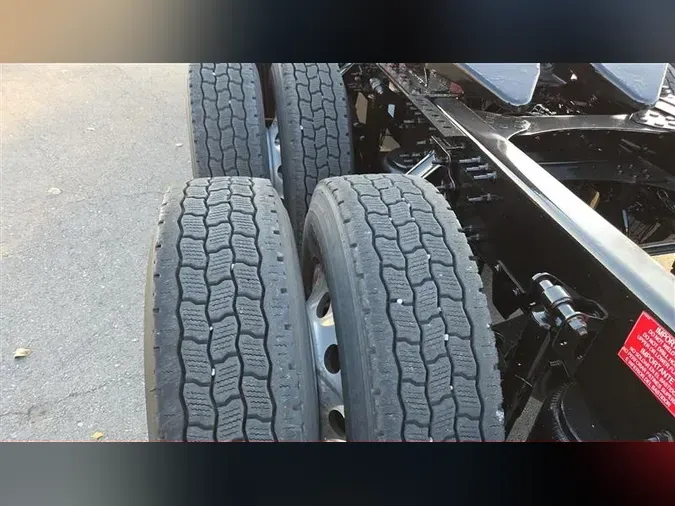 2022 VOLVO VNL64T300