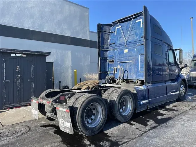 2021 VOLVO VNL760