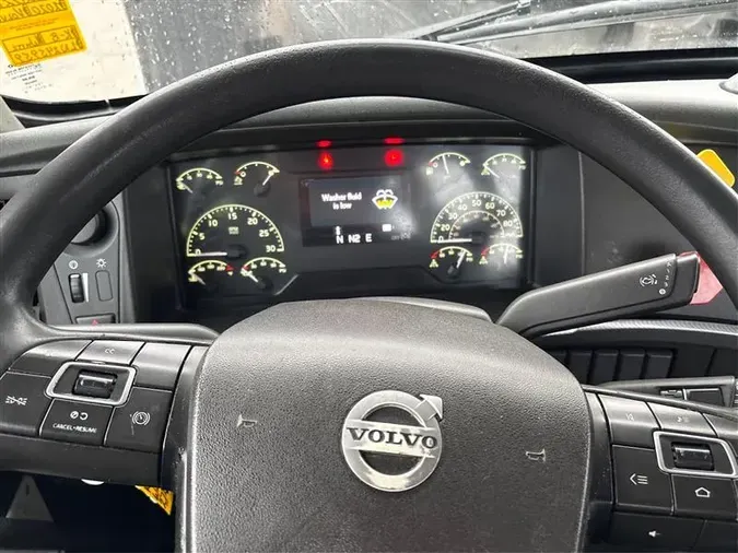 2020 VOLVO VNR300