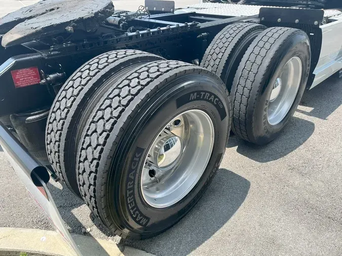 2023 VOLVO VNL860