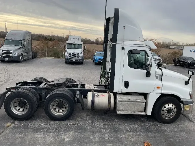 2017 Freightliner X12564ST