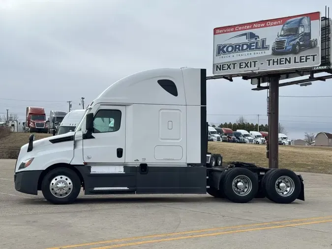 2022 FREIGHTLINER Cascadia 126
