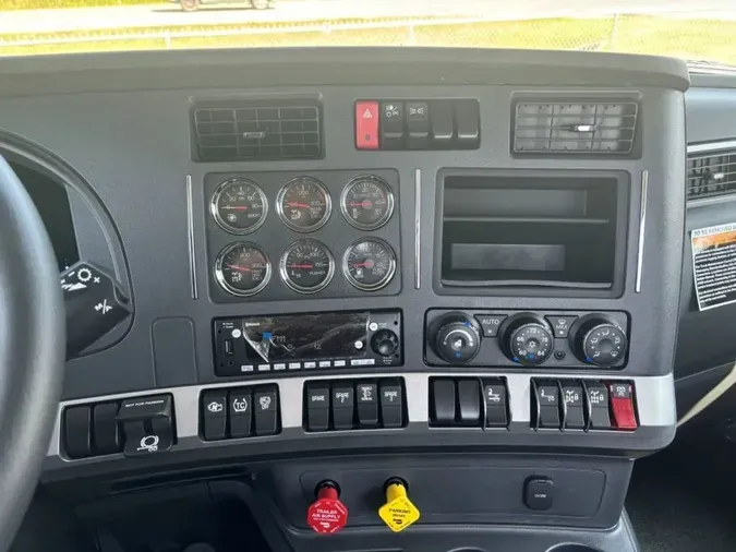 2025 Kenworth T880