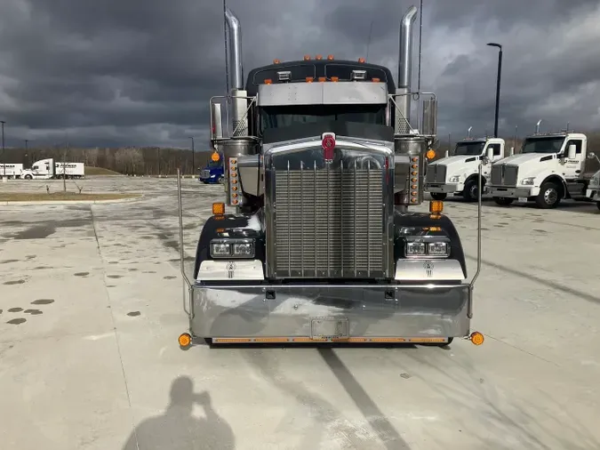 2022 Kenworth W900L