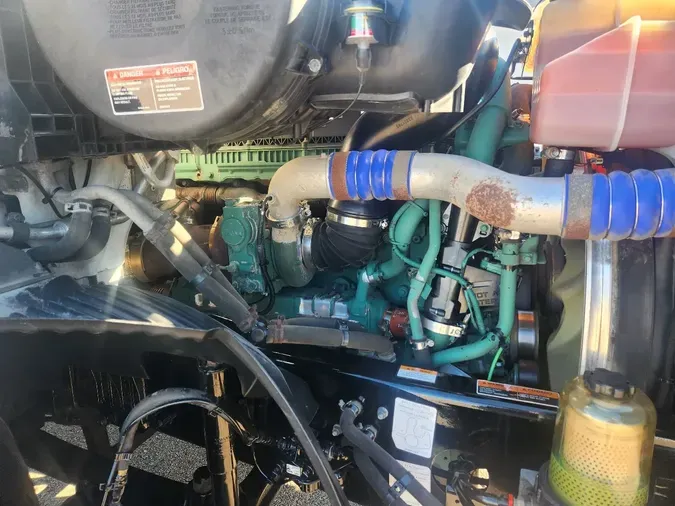 2021 VOLVO VNR64T640