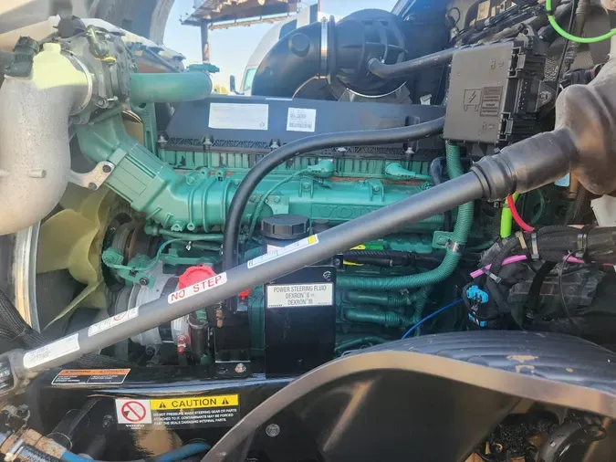 2020 VOLVO VNL64T740