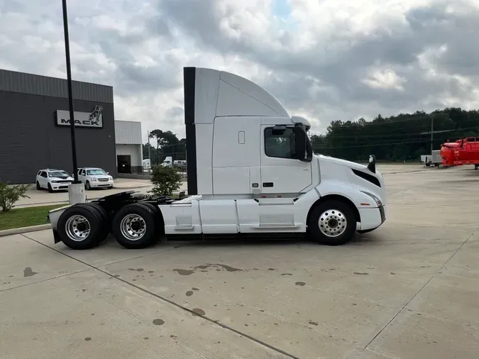 2025 VOLVO VNL64T400