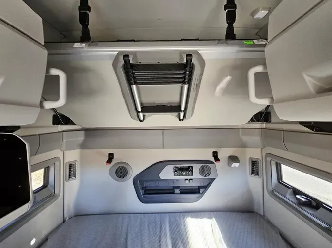 2025 VOLVO VNL64Tv04