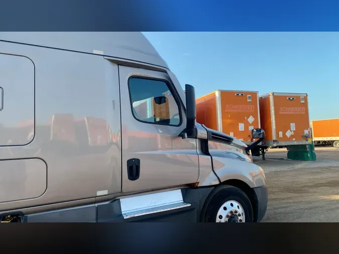 2021 Freightliner Cascadia 126