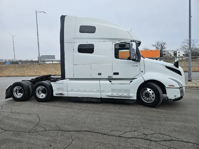2022 VOLVO VNL64T760