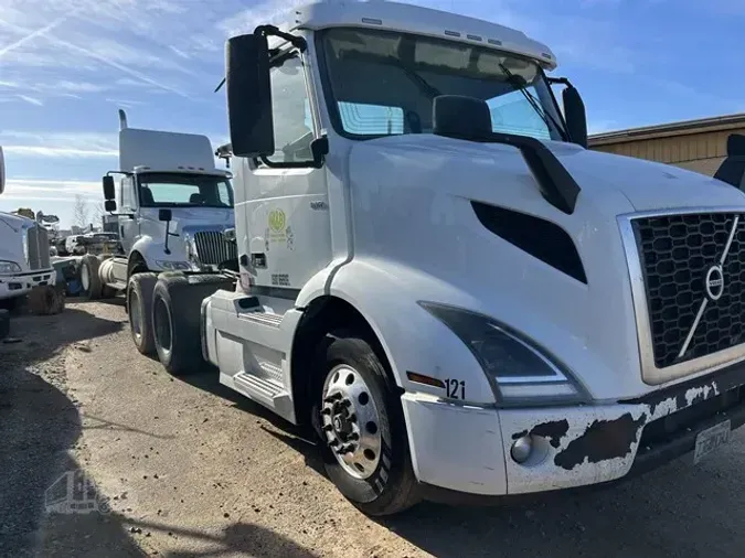 2018 VOLVO VNR64T300