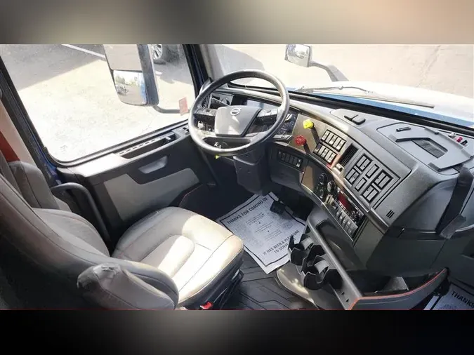 2023 VOLVO VNL760