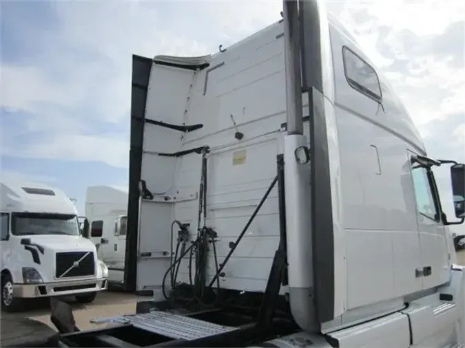 2011 VOLVO VNL64T670