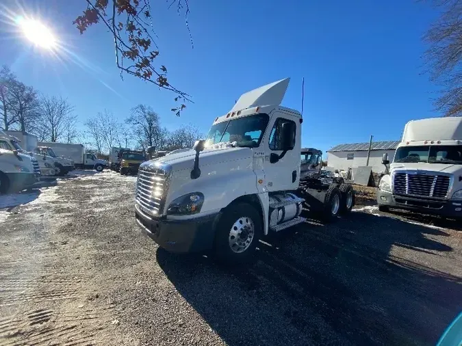 2017 Freightliner X12564ST