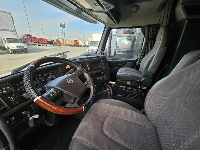 2023 VOLVO VNL64T760