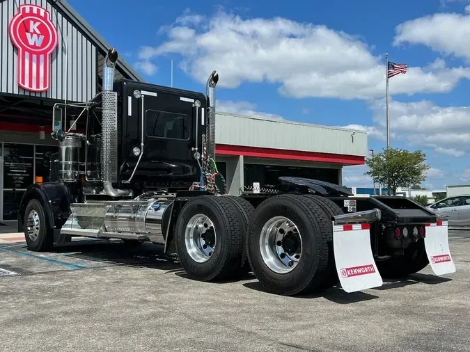 2025 Kenworth W900