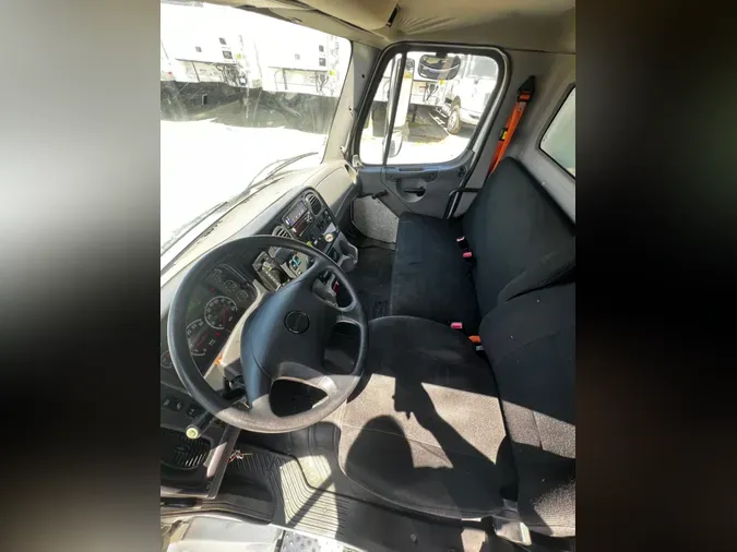 2018 FREIGHTLINER M2 106