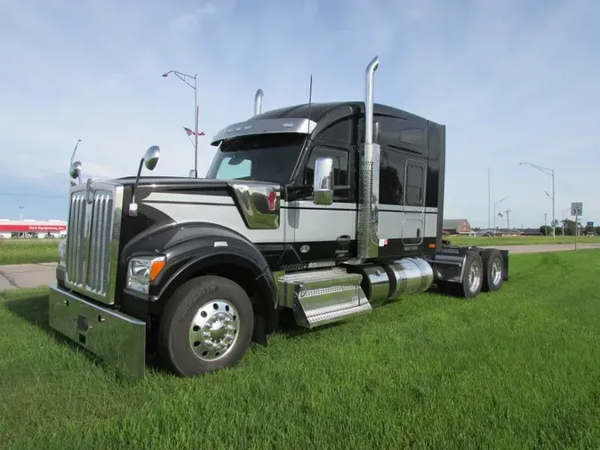 2023 Kenworth W990