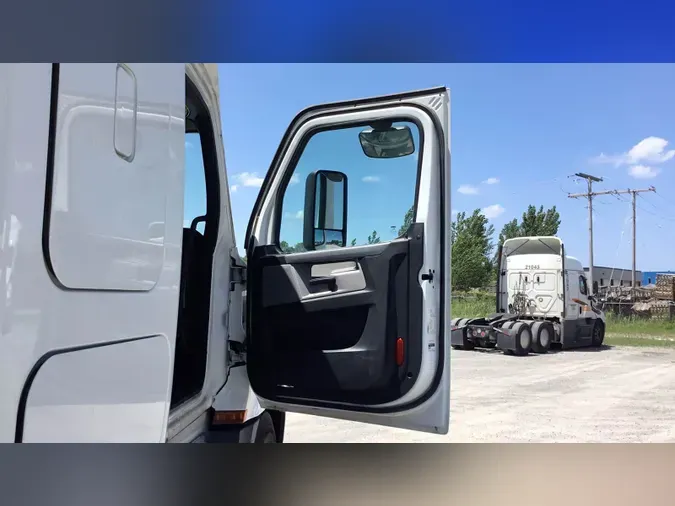 2020 Freightliner Cascadia 126