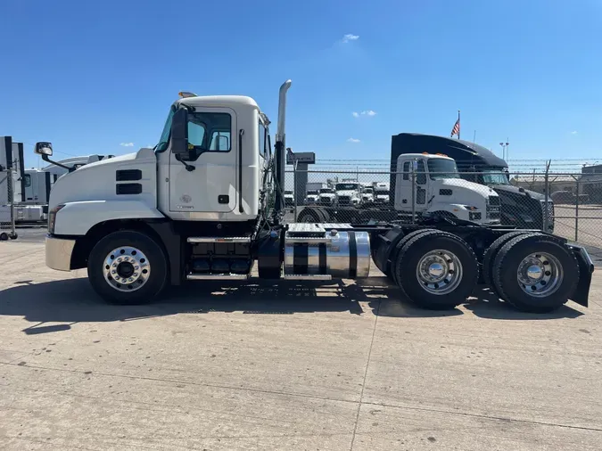 2022 MACK AN64T