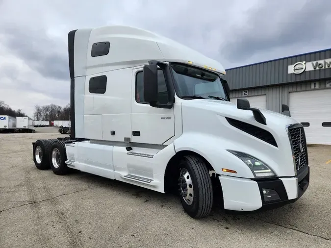 2021 VOLVO VNL64T760