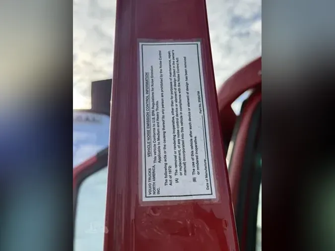 2022 VOLVO VNR64T300