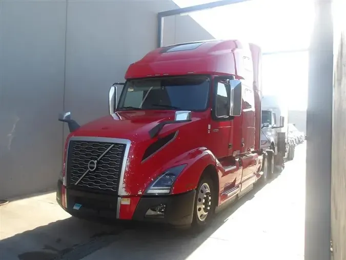 2021 VOLVO VNL760