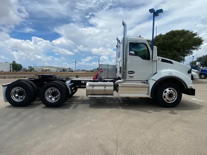 2025 Kenworth T880