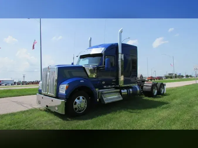 2022 Kenworth W990