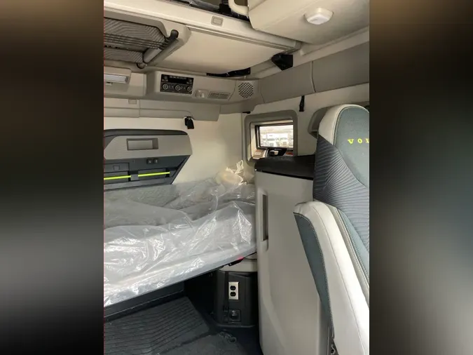 2025 VOLVO VNL64T860