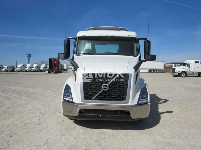 2025 VOLVO VNR64T300