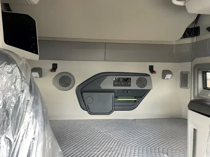 2025 VOLVO VNL64T660