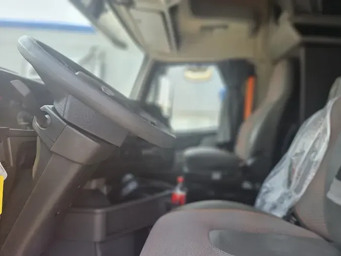 2022 VOLVO VNL64T740