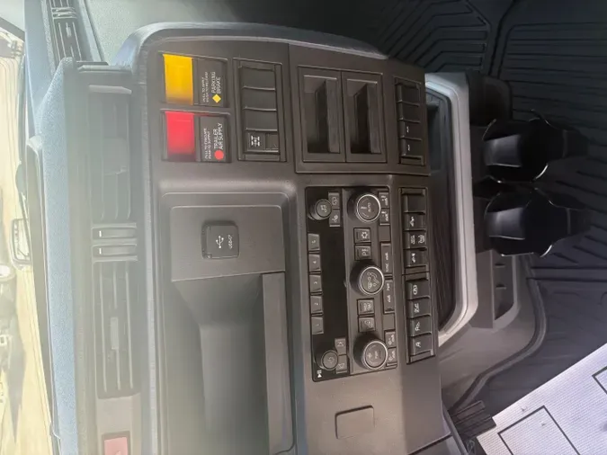 2027 VOLVO TRUCK VNL64TV04