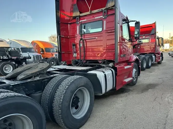 2021 VOLVO VNR64T300