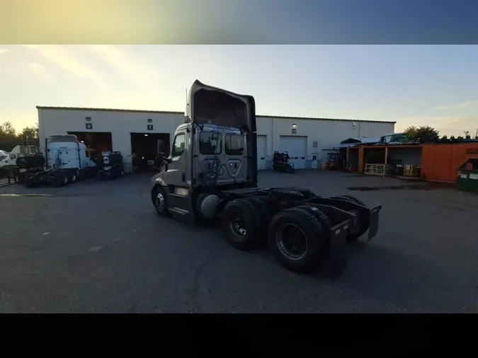 2020 Freightliner Cascadia 126edfe6990afcc715e2ce6c9efc3b91c90