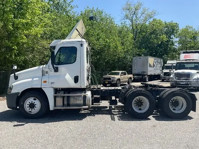 2016 Freightliner X12564ST