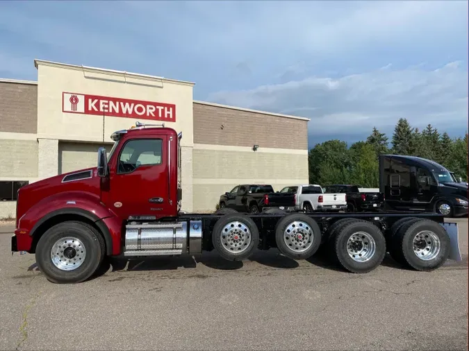 2025 Kenworth T880