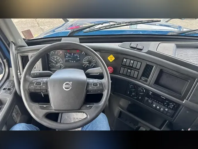 2021 VOLVO VNL760