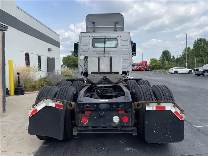 2019 VOLVO VNR64T300