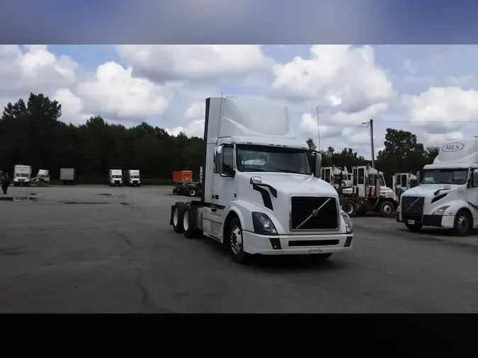 2017 Volvo VNL300ee1a809d28ca13b3e4bb2ff46806e019