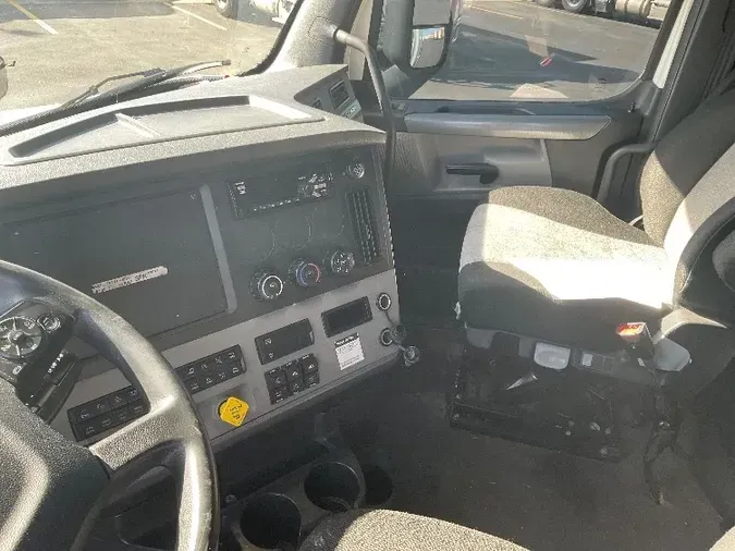 2018 Freightliner T12664ST