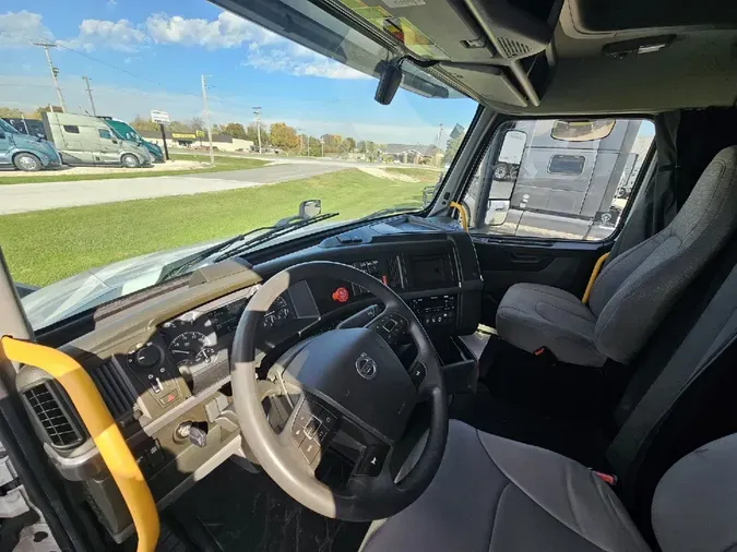 2022 VOLVO VNL64T740