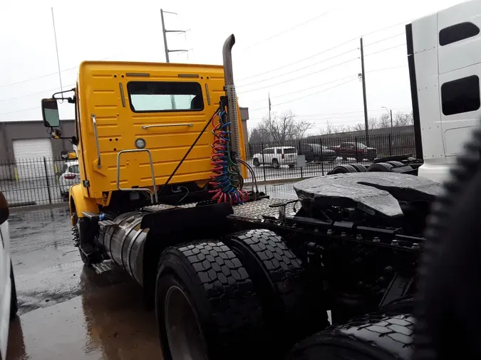 2017 VOLVO VNM64T